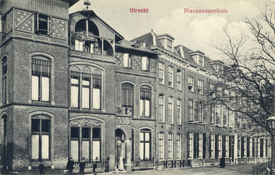 1878 Gezicht op de voorgevel van het Diakonessenhuis (Achter Twijnstraat 30-33) te Utrecht.N.B. Het adres is in 1917 ...